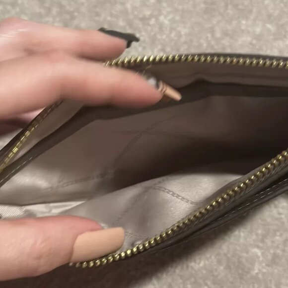 MICHAEL KORS Jet Set Charm Top-Zip Wristlet Light Olive Green - Picture 2 of 6